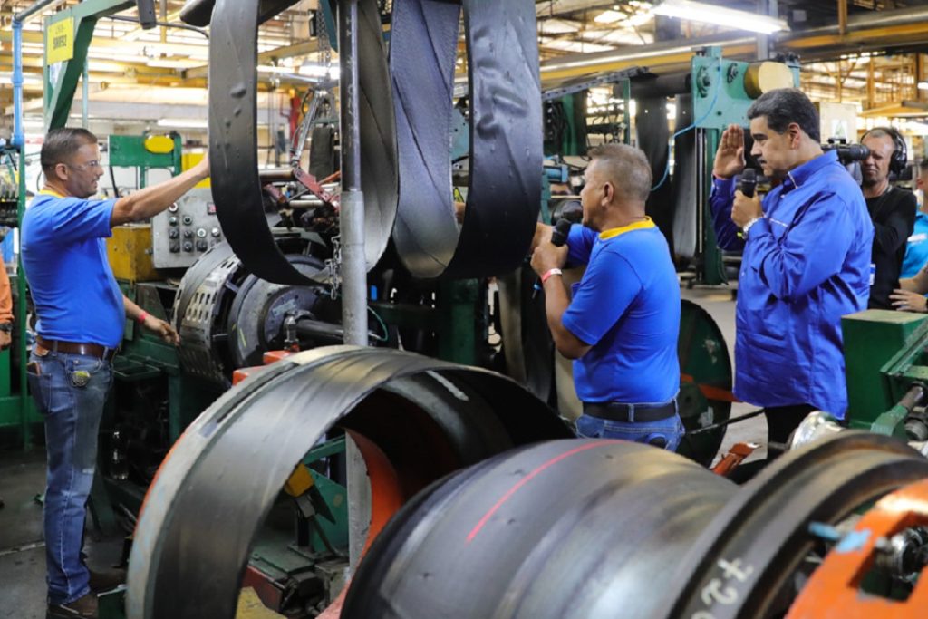 Maduro ordena garantizar inversiones para recuperar producción en empresas venezolanas