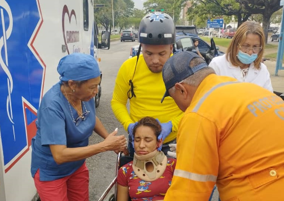 Joven lesionada tras caer de la puerta de una camioneta de pasajeros en Naguanagua