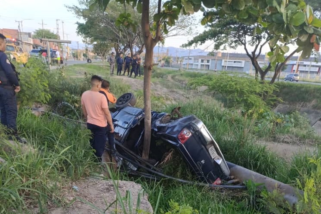 Volcamiento en la vía de Flor Amarillo dejó a un hombre con lesiones múltiples