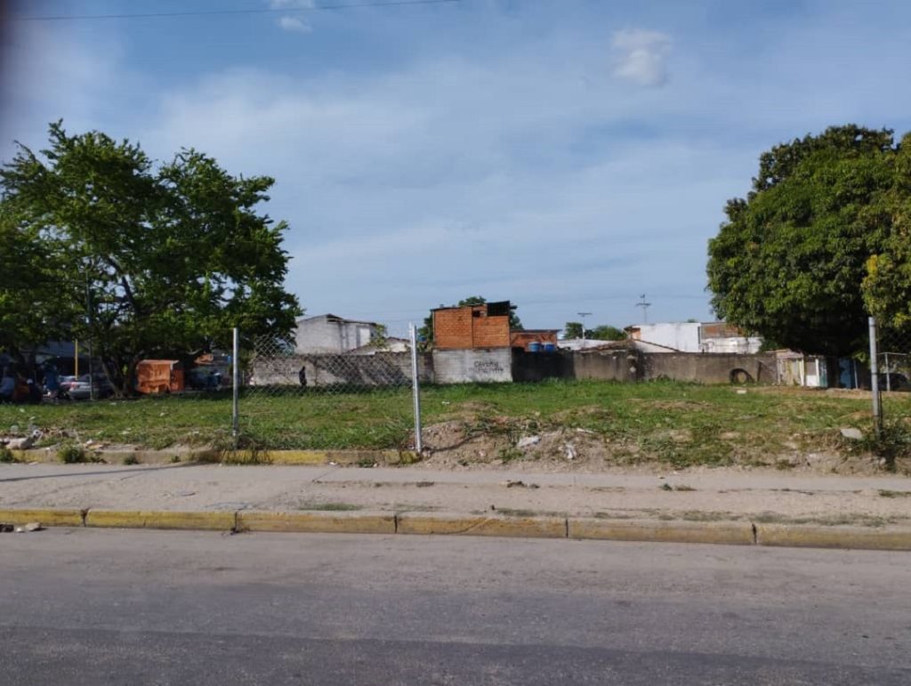 Comunidades exigen construcción de cancha deportiva y área recreativa en terreno de Bella Florida