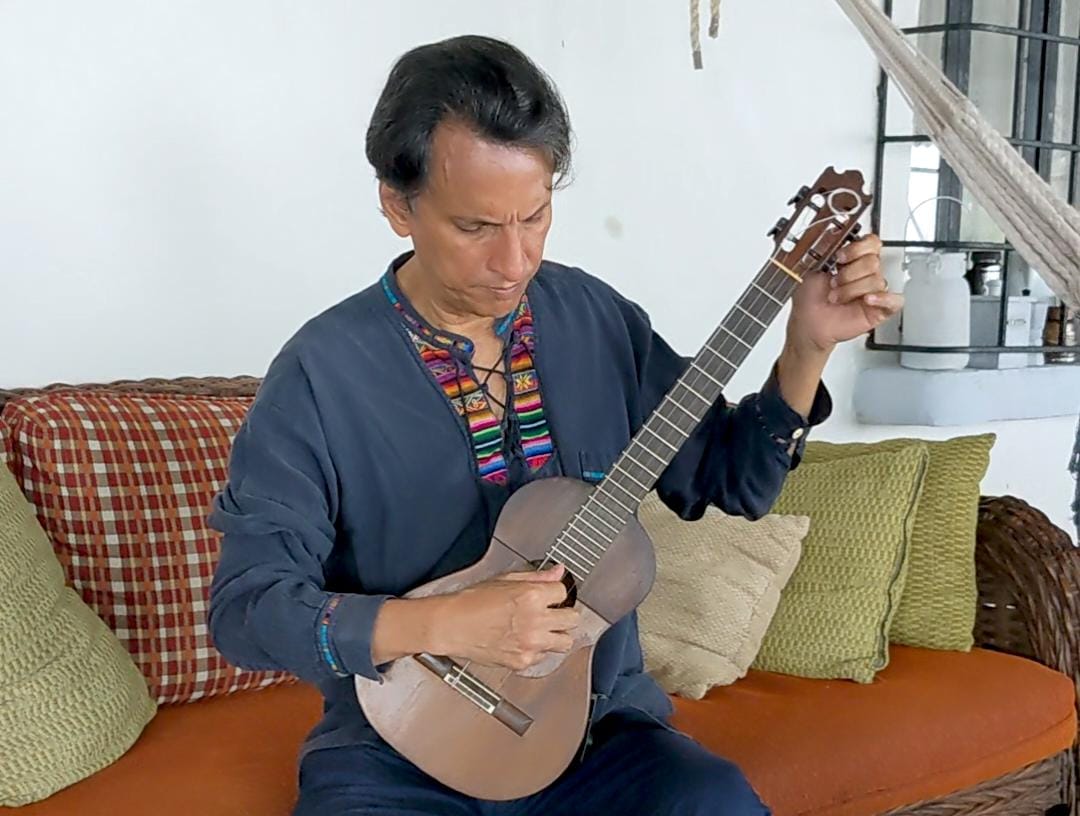 Leonardo Lozano cuatrista venezolano como ninguno