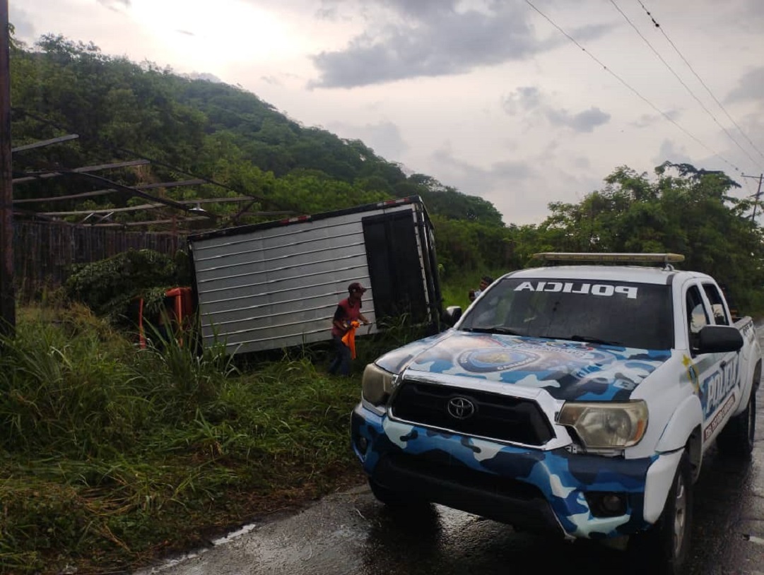 Volcamiento de vehículo de carga en Los Guayos dejó a su conductor herido