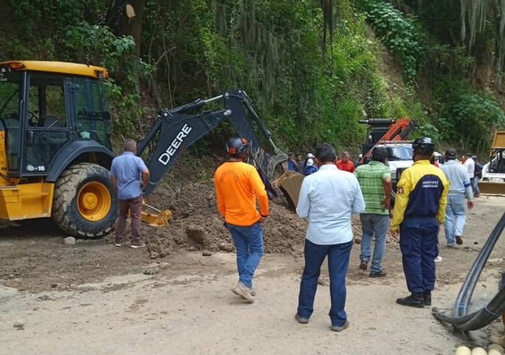 Mueren tres integrantes de una familia en un derrumbe por las lluvias en Mérida