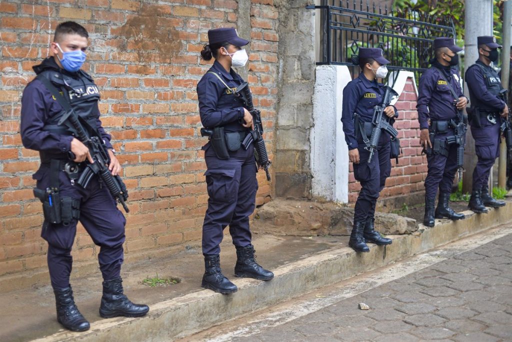 Denuncian acoso de militares y detenciones ilegales en una comunidad de El Salvador