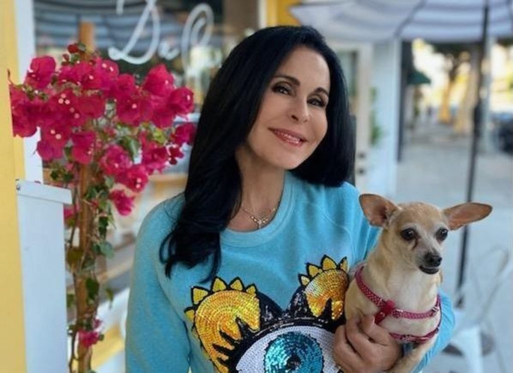 María Conchita Alonso apoya la adopción de mascotas en Venezuela con subasta