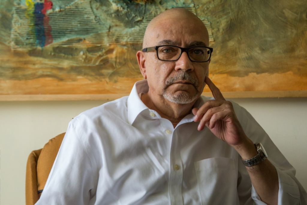 Opositor Andrés Caleca denuncia anulación sin justificación de su pasaporte