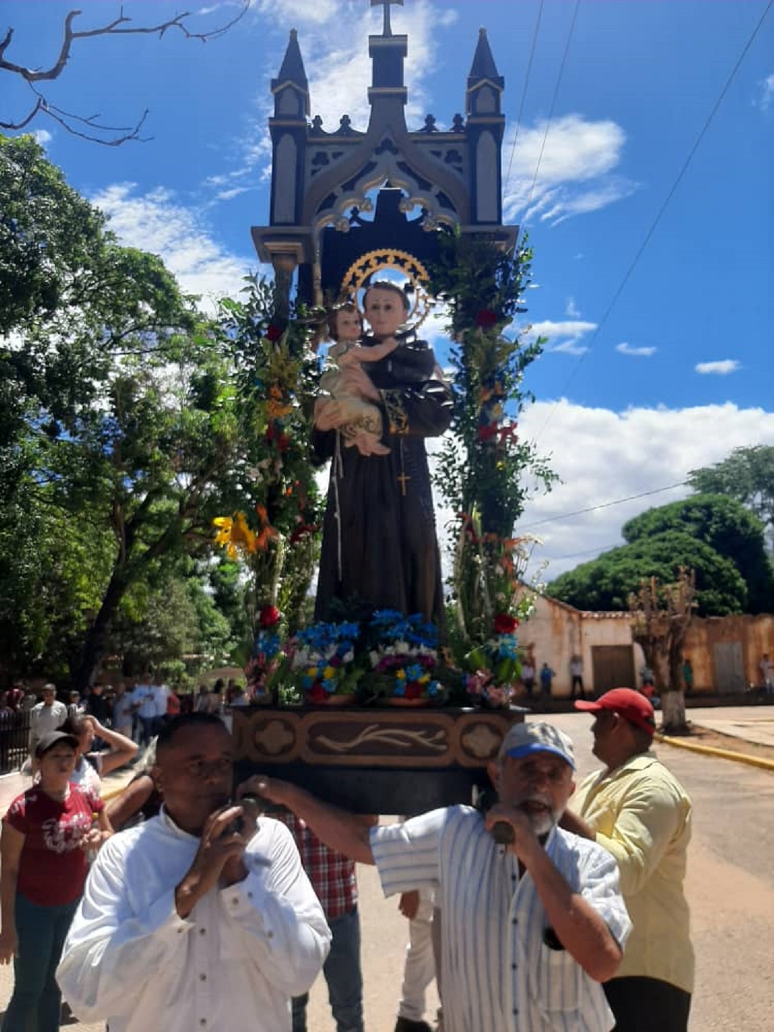 La celebración fue acompañada por la feligresía al ritmo de cantos y sones de grupos de Tamunangues de esta comunidad, quienes escenificaban batallas con garrotes de vera, para rendir homenaje al santo patrono.