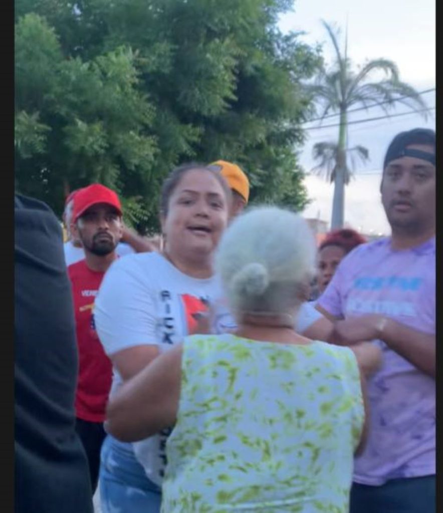 El precandidato Henrique Capriles fue agredido en Valencia