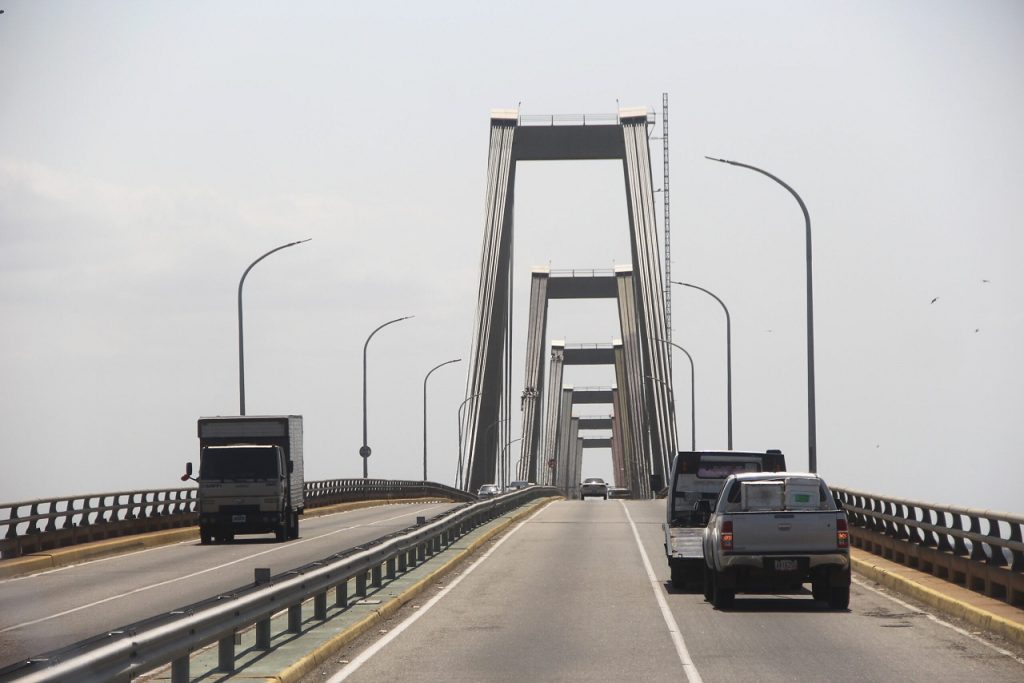 Detenidos tres indígenas yukpas por bloquear el acceso al puente sobre el Lago
