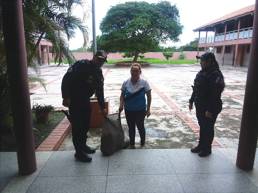 Policía de Carabobo realizó donativo a escuela recientemente hurtada en el sur de Valencia