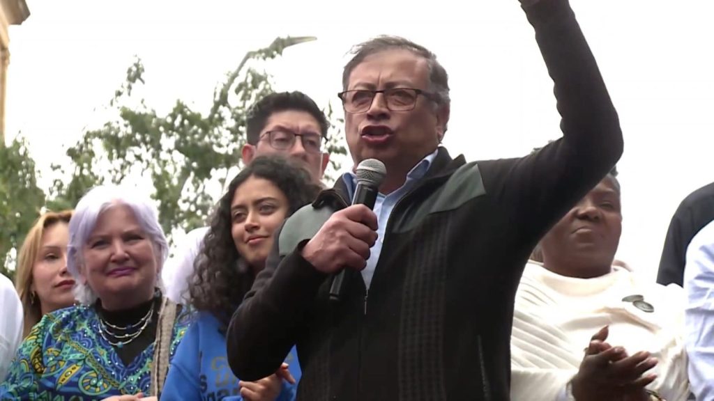 Petro salió a la calle a buscar apoyo popular a sus reformas en medio del escándalo