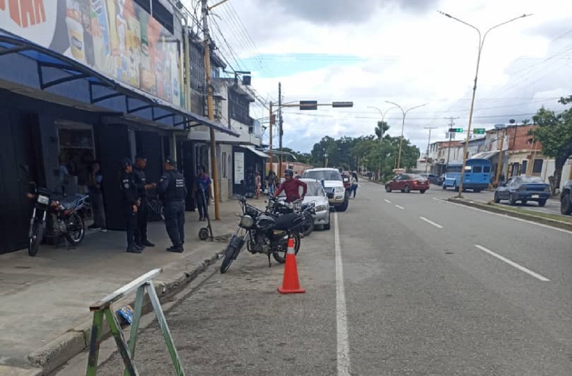 Conductores recibieron orientación sobre cómo deben estacionarse en Bella Florida