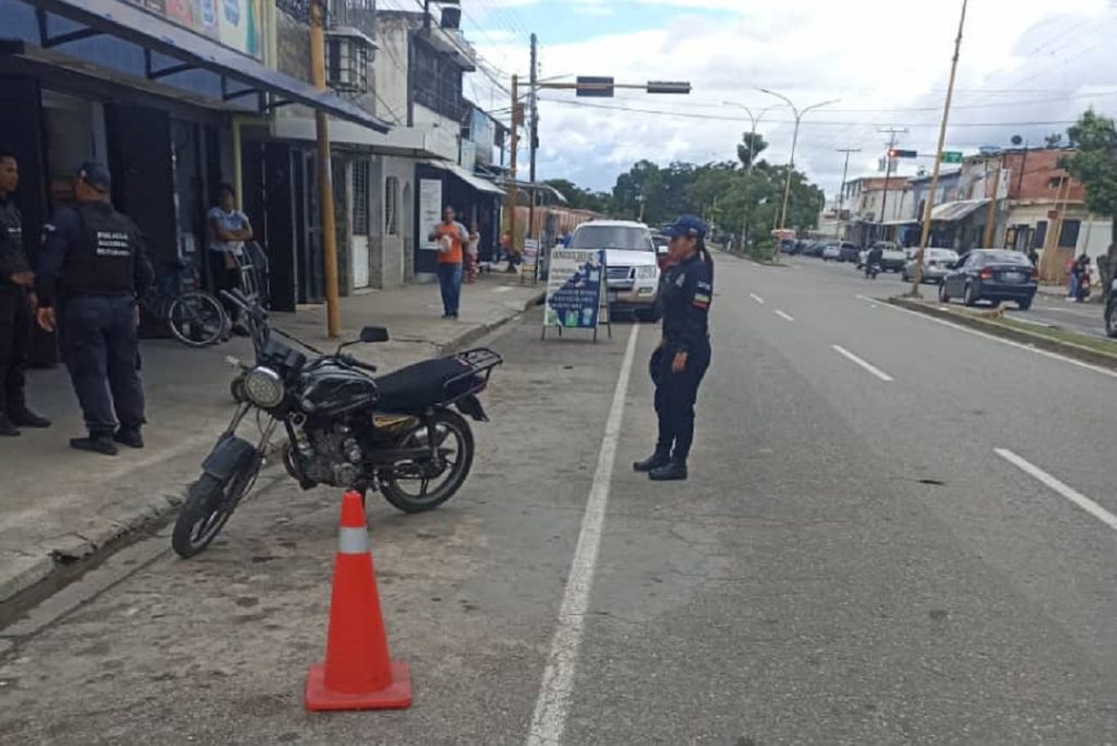 Conductores recibieron orientación sobre cómo deben estacionarse en Bella Florida