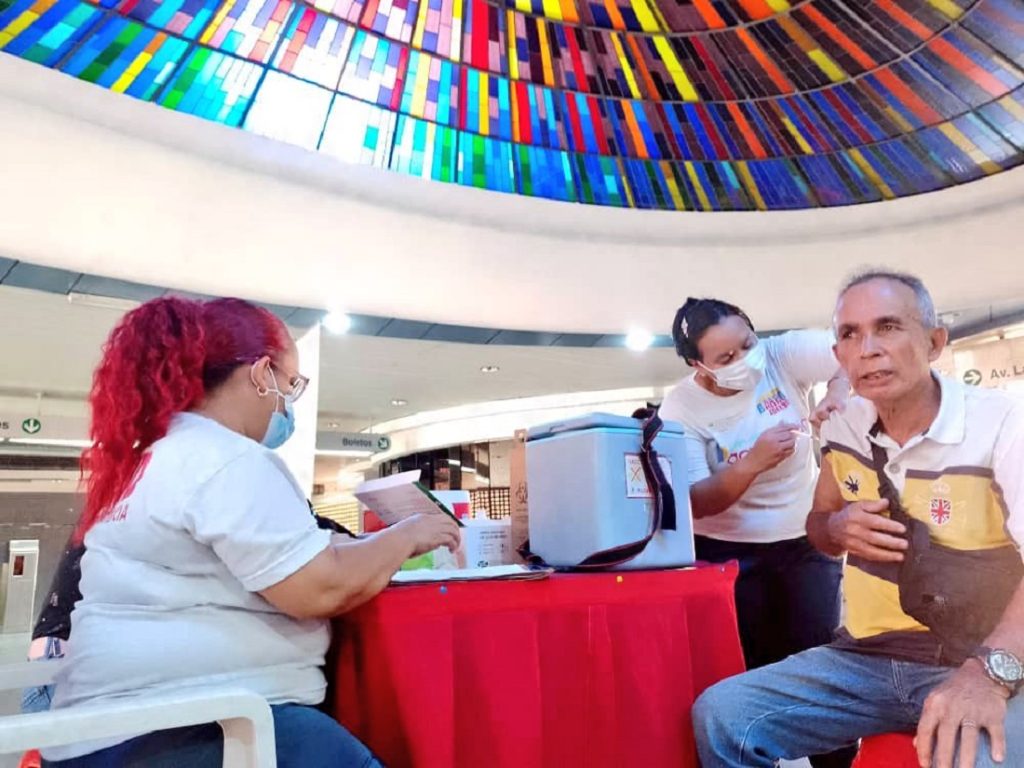 Jornada de vacunación benefició a usuarios del Metro de Valencia