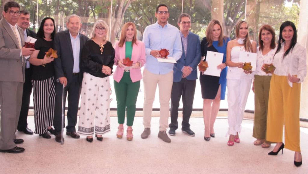 Autoridades de la UC inauguraron exposición artística y homenajearon a los periodistas
