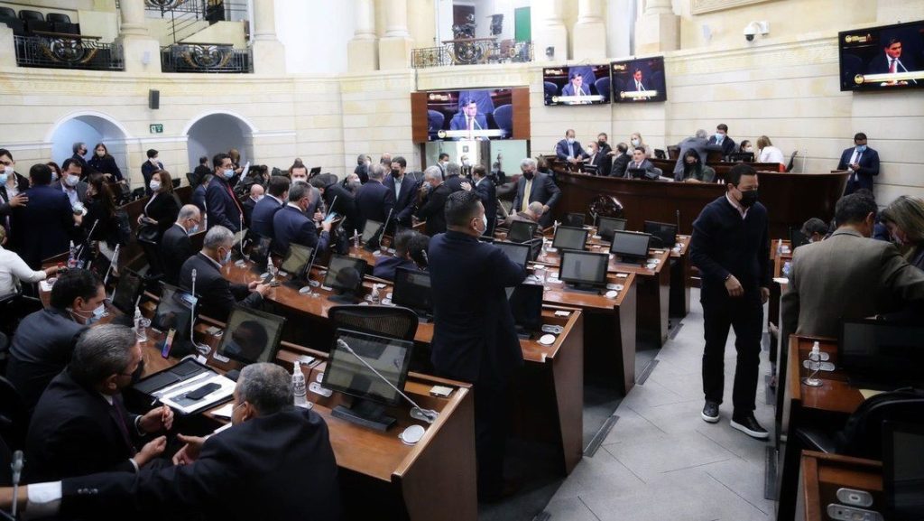 Asociación de prensa colombiana critica a senadora por pedir que Fiscalía allane medios