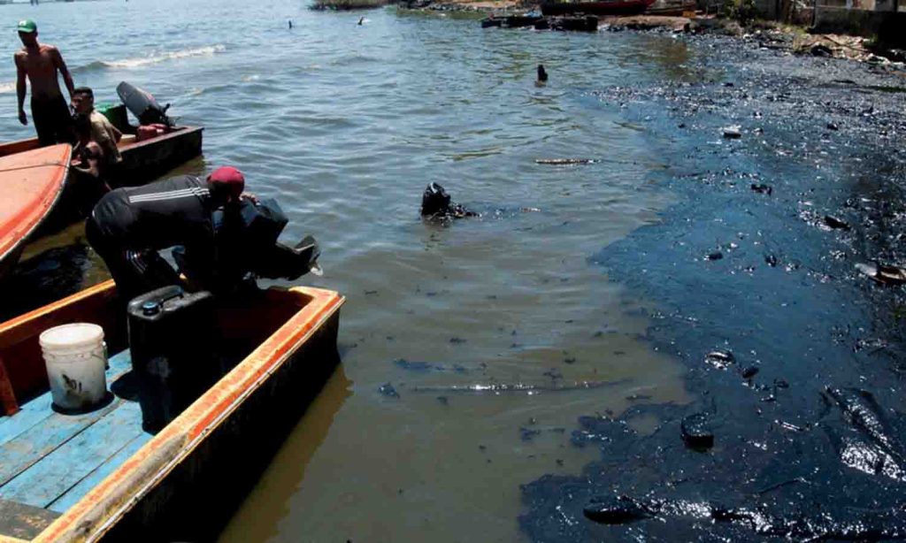 Pdvsa refuerza la limpieza del lago de Maracaibo afectado por derrames petroleros