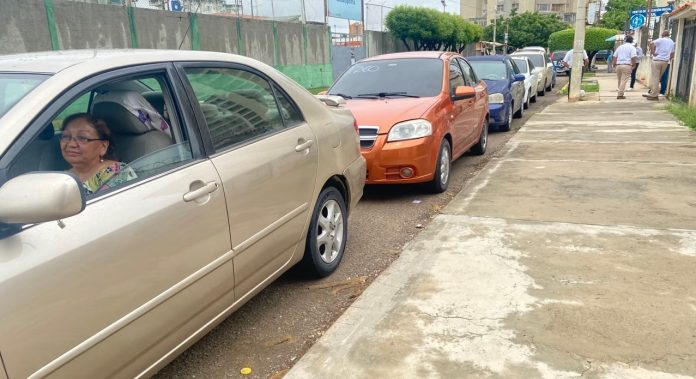 VOA: Crisis de gasolina en Maracaibo y otras ciudades revive la agonía de las extensas colas
