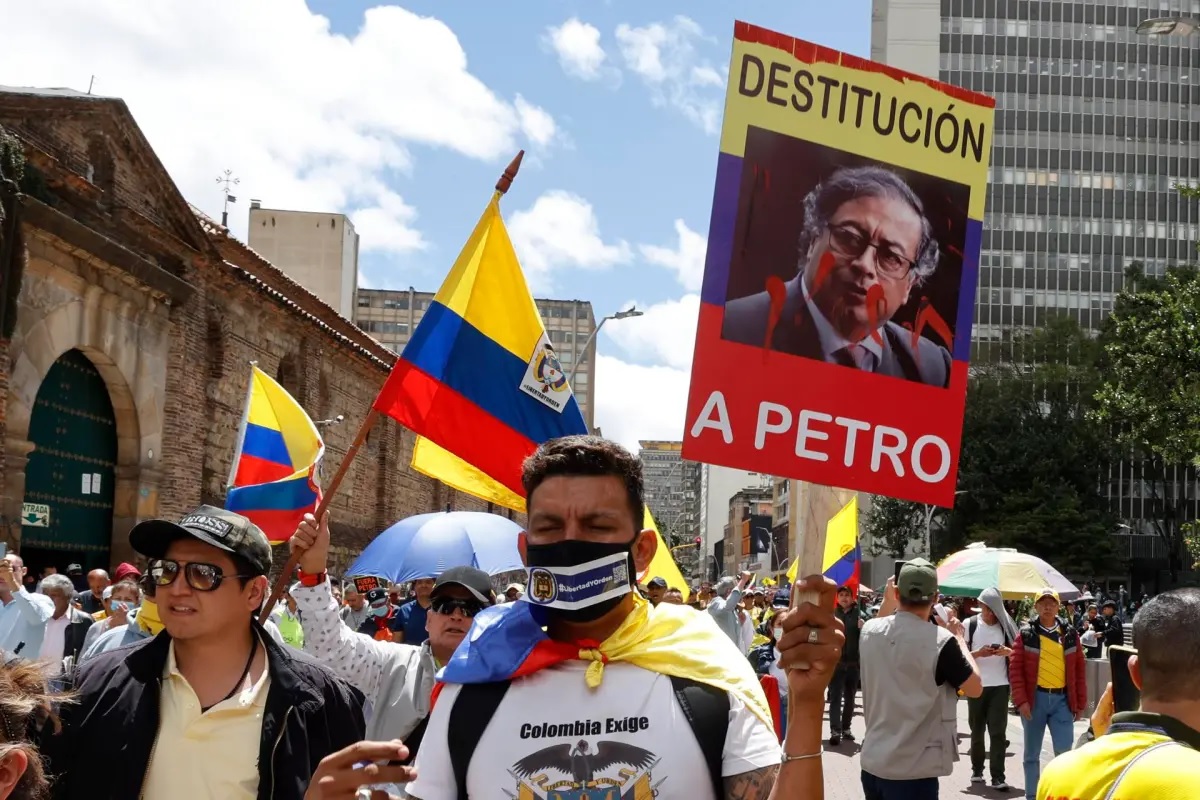 Miles de colombianos dicen "no" a las reformas de Petro en la "Marcha de la mayoría"