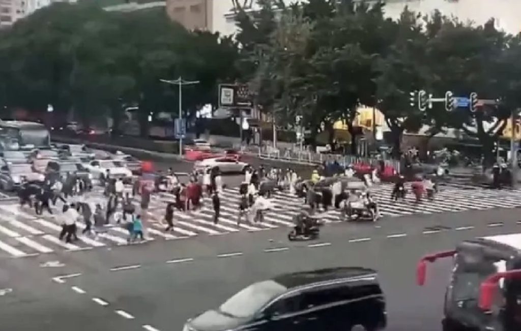 Conductor embiste contra una multitud y deja dos muertos y siete heridos en China