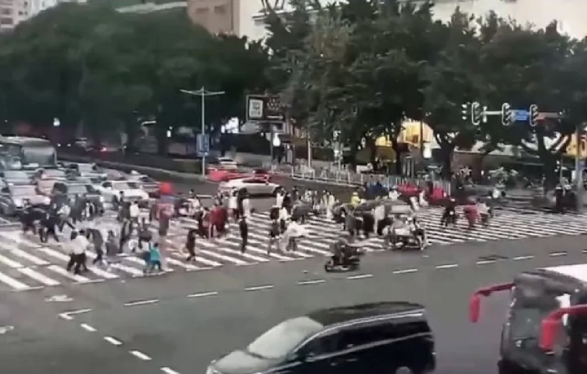 Conductor embiste contra una multitud y deja dos muertos y siete heridos en China