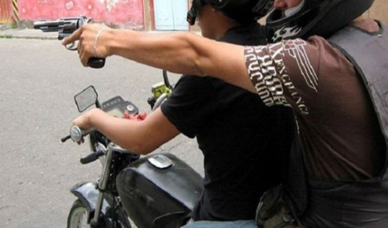 Motorizados mataron a un obrero e hirieron a dos más en tiroteo en La Dolorita