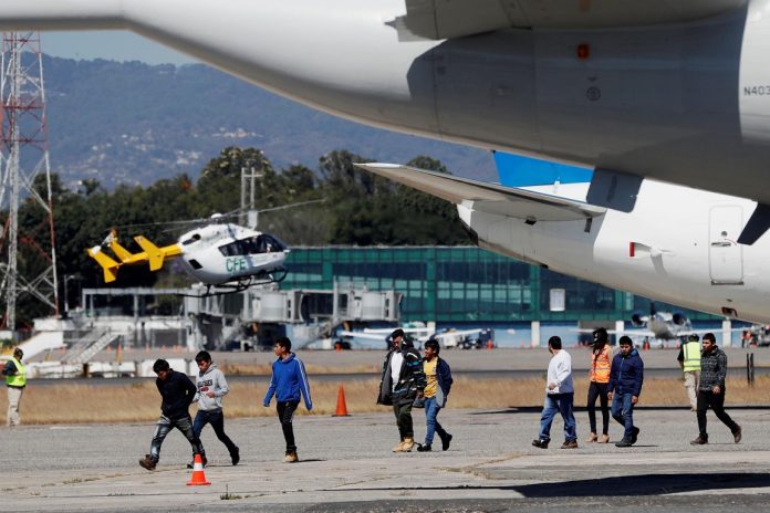 La Casa Blanca rechaza el transporte de migrantes a California en un vuelo privado