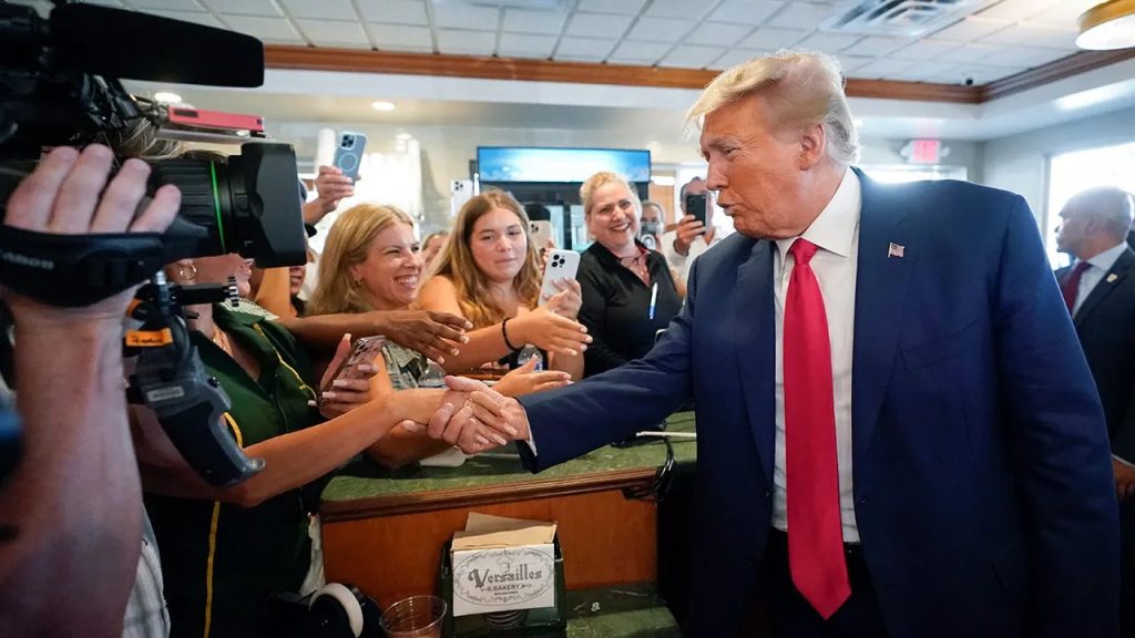 Trump dice que no devolvió los documentos clasificados porque "estaba muy ocupado"