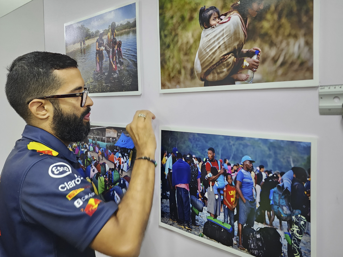 La crisis migratoria en la selva del Darién, captada en una muestra fotográfica en Panamá