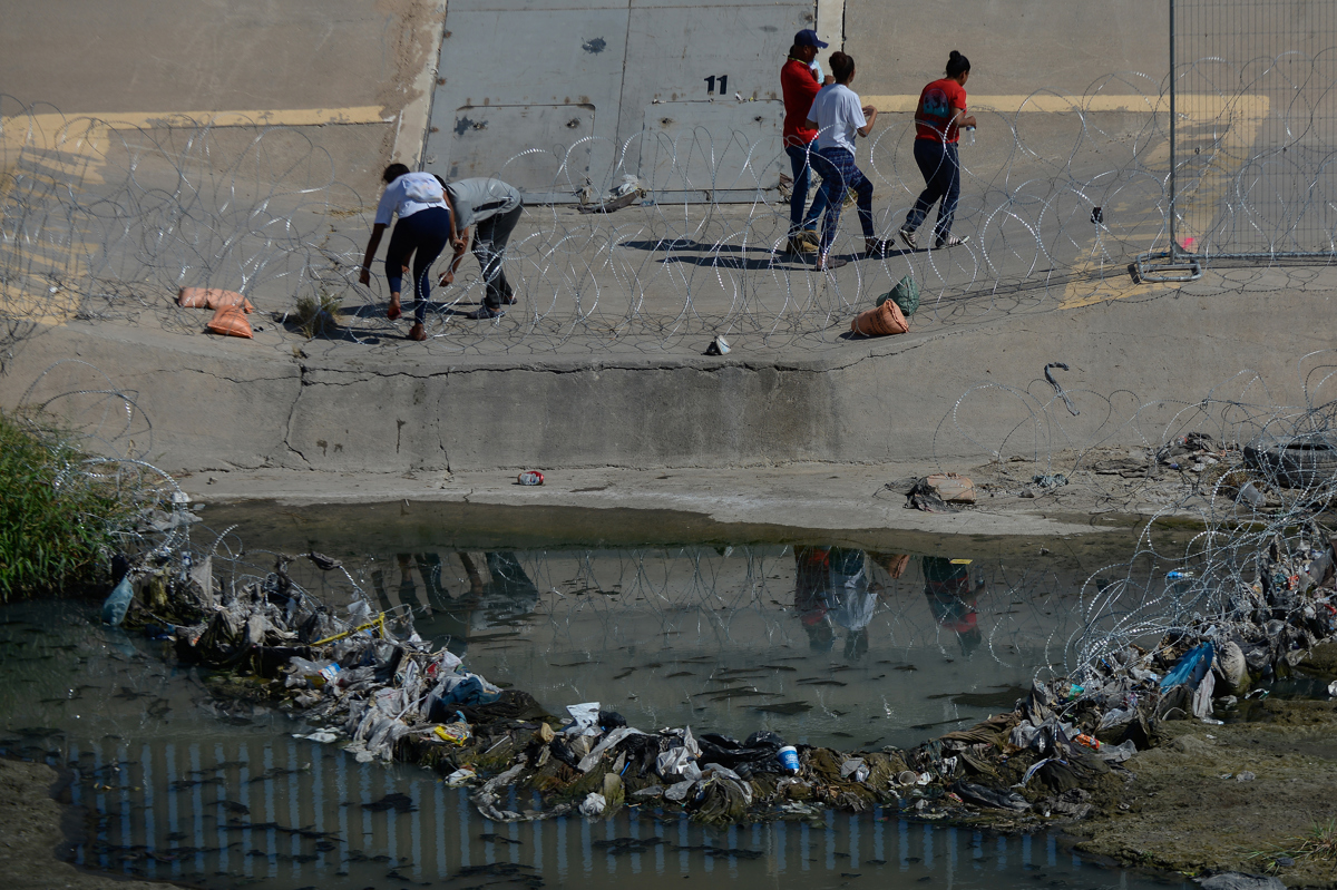 Migrantes desafían filosa alambrada instalada en frontera norte para pedir asilo en EE.UU.