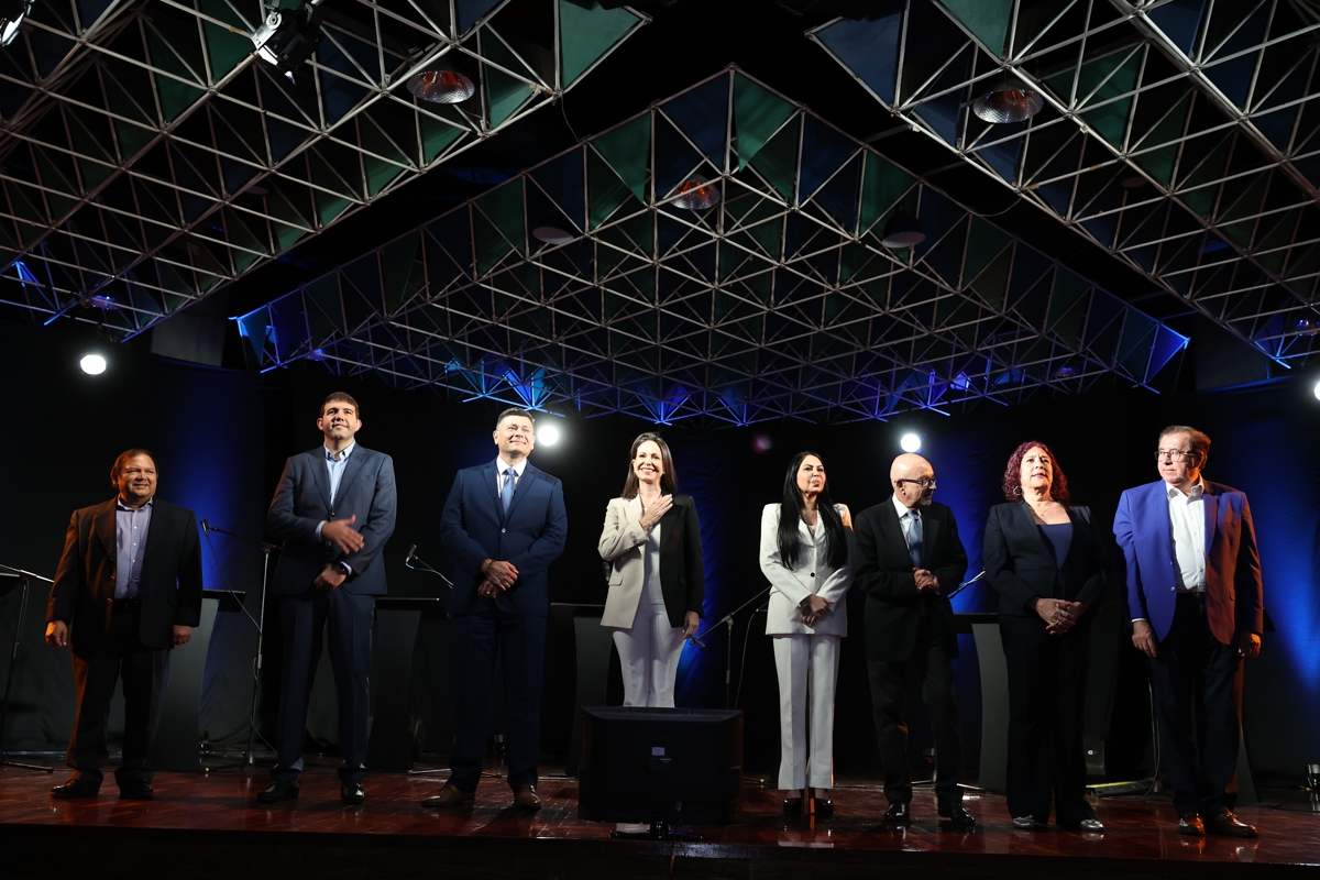 La oposición arranca con austeridad la campaña para las primarias de octubre