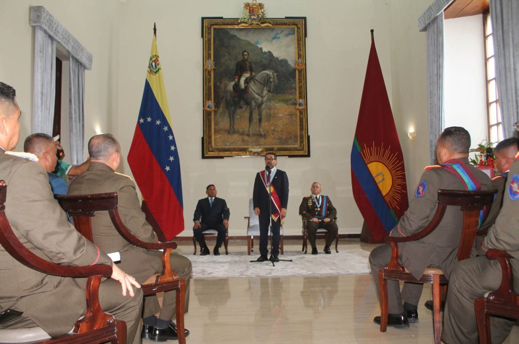 Lacava impuso Orden Sol de Carabobo a integrantes del Alto Mando de la ZODI