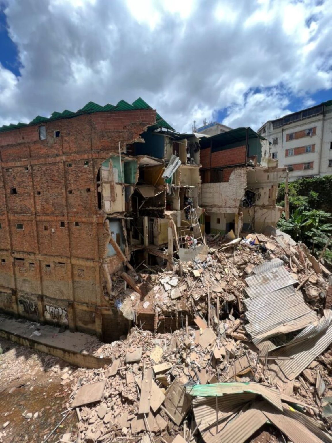 Unas 100 personas afectadas por derrumbe de edificio
