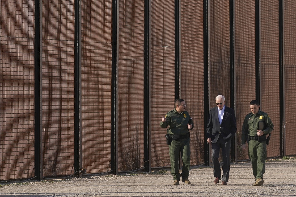 Juez de EE.UU. bloquea las restricciones de la nueva política de asilo de Biden