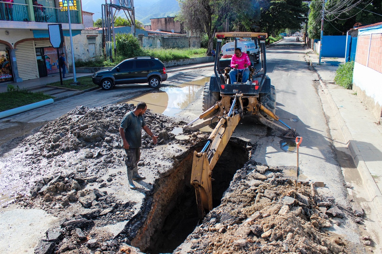 Alcaldía de Naguanagua e Hidrocentro sustituyeron tubería de aguas servidas en la avenida Valmore Rodríguez