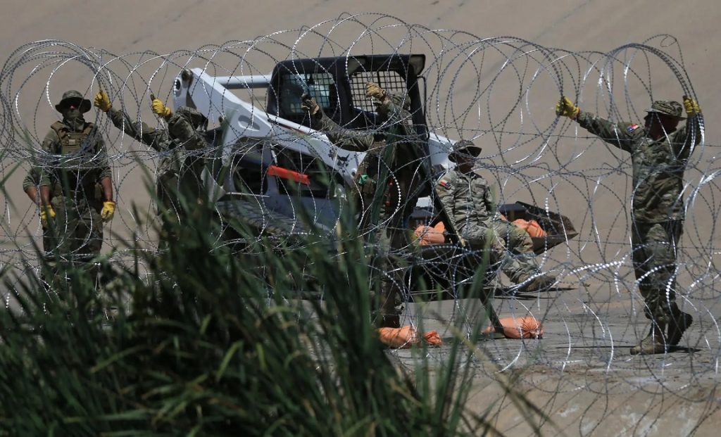 Texas refuerza barricada de alambre pese a orden del Gobierno de EE.UU. para retirarla