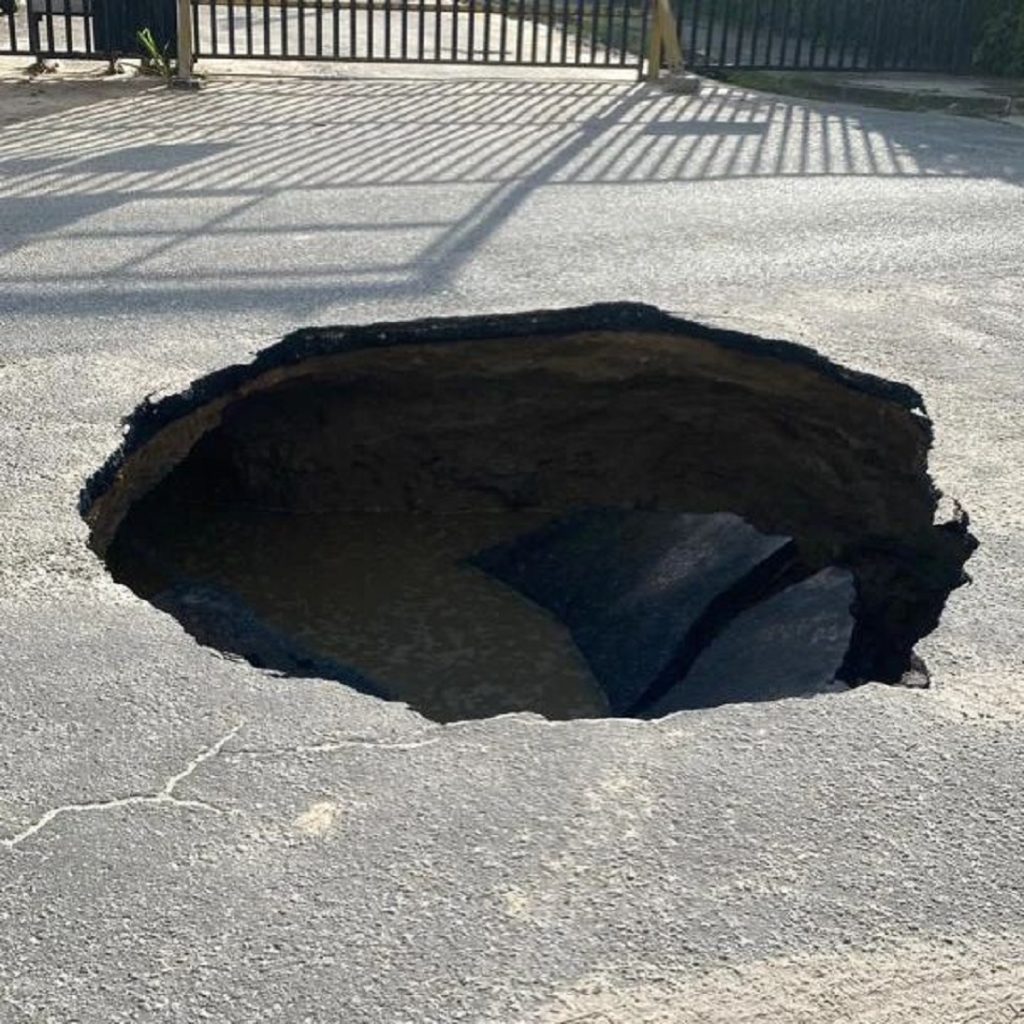 Socavamiento de una calle en Naguanagua genera alarma entre los vecinos