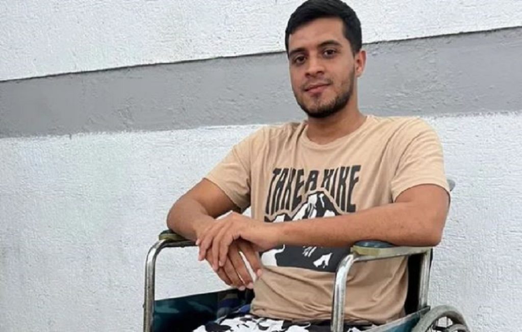 Servicio Público: Elián Solís necesita de ayuda para poder volver a caminar