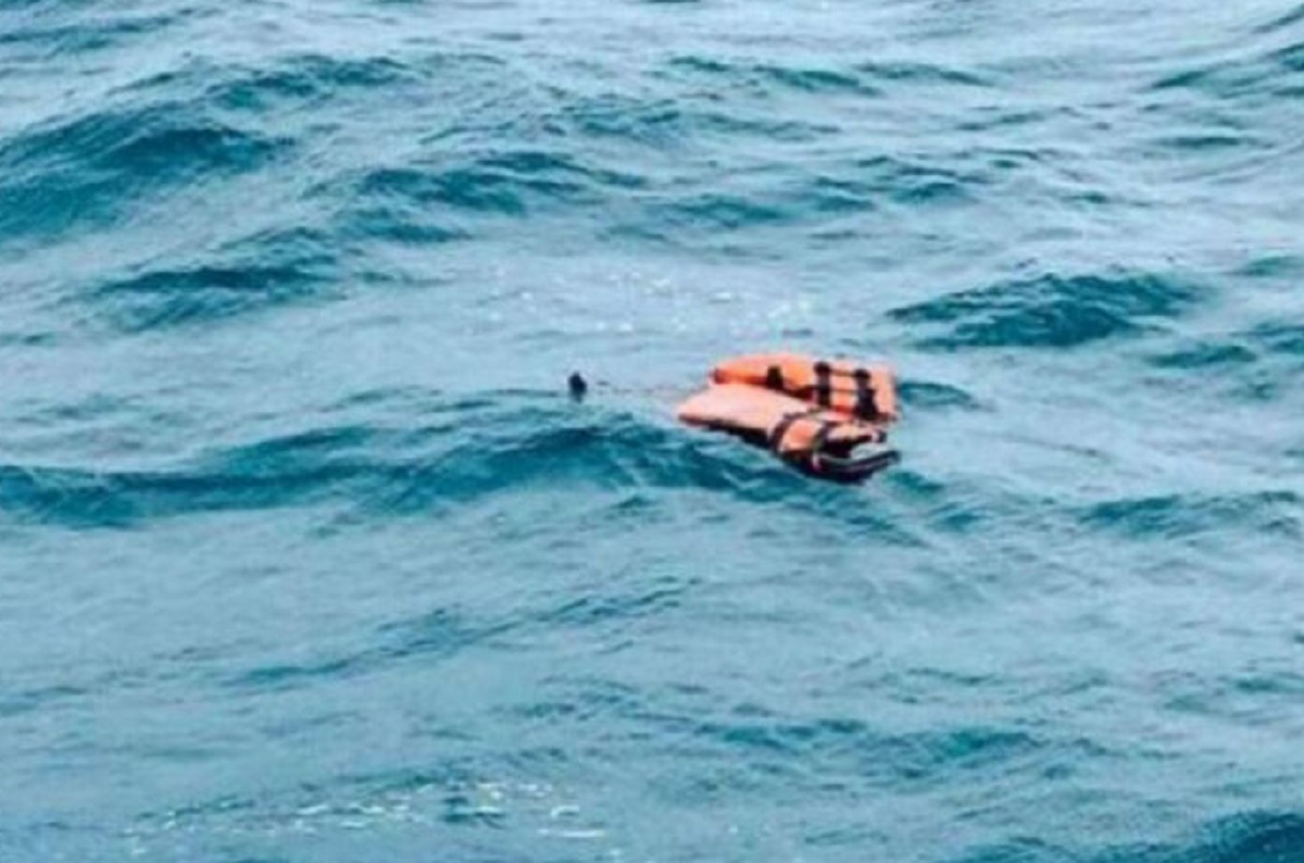 Abandonan lancha con migrantes