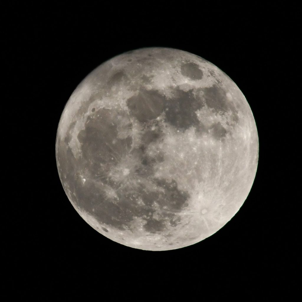 Así se pudo ver en Valencia la superluna azul de agosto de 2023 este miércoles