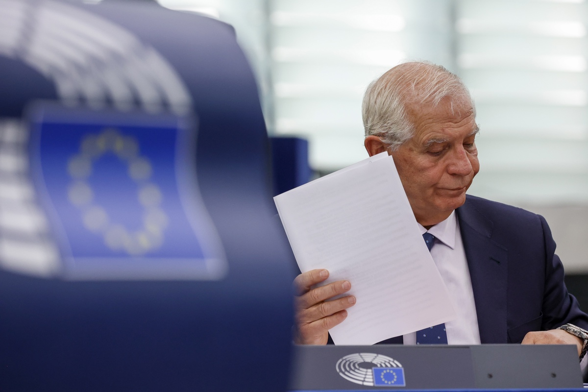 Borrell califica de "día triste para la democracia" la salida de González de Venezuela