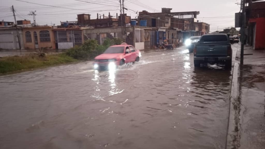Apagón y anegaciones causaron las fuertes lluvias de este viernes en Puerto Cabello