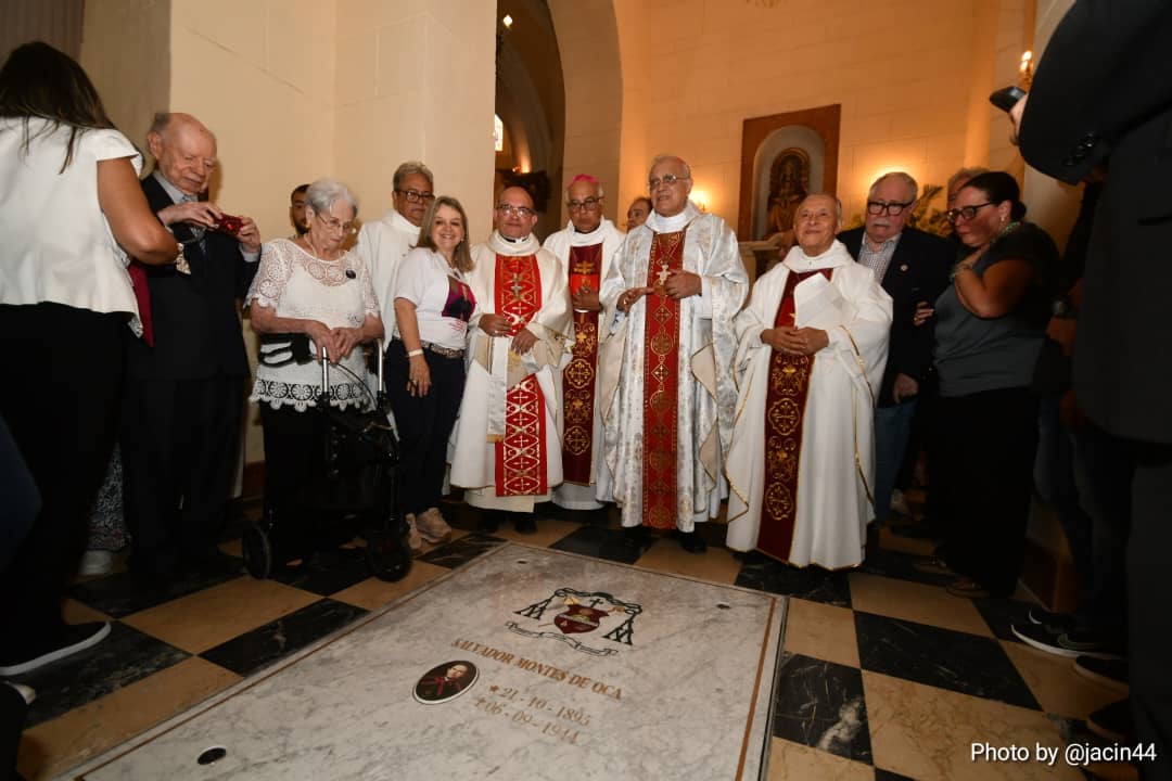 Así se desarrolló el acto de inhumación de monseñor Montes de Oca en la Catedral de Valencia (+Fotos)