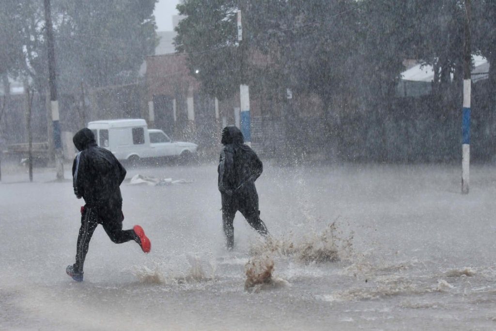 Un fuerte temporal de lluvia y viento afecta a varias zonas de Argentina