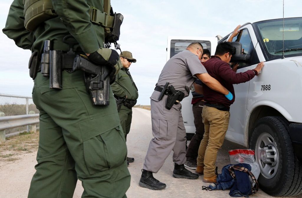 Migrantes demandan a Texas por haberlos tenido encarcelados sin el debido proceso