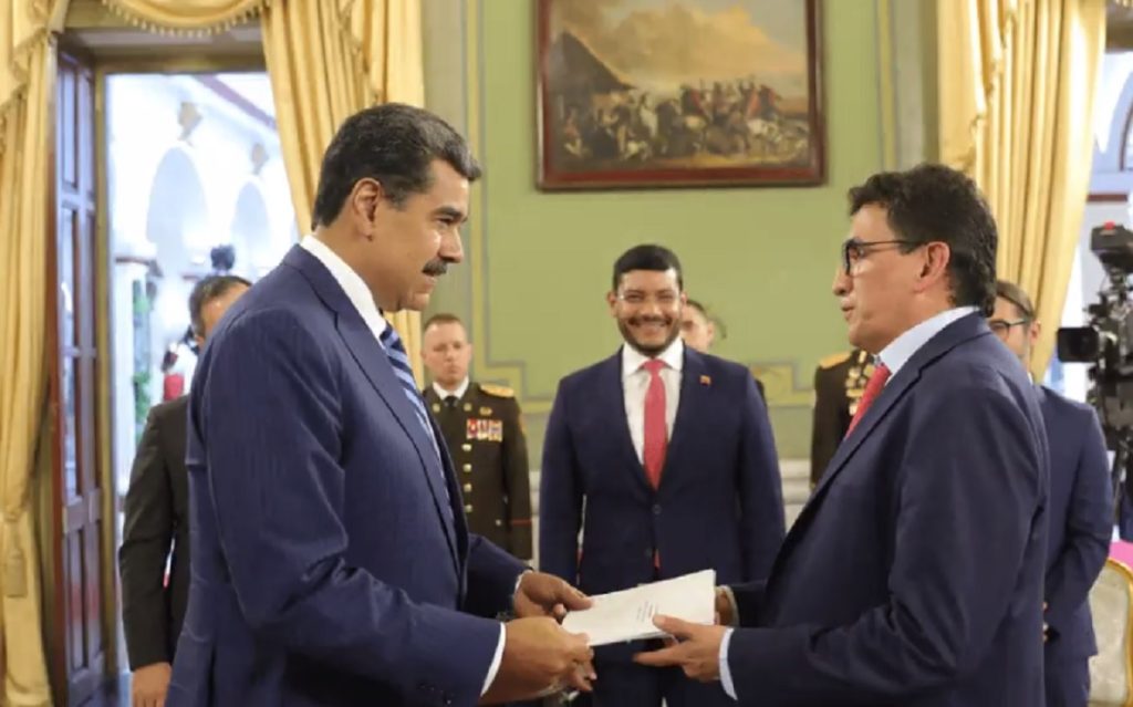 Nuevo embajador de Colombia entregó sus cartas credenciales en el Palacio de Miraflores