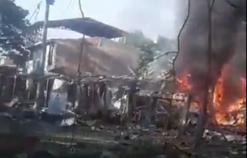 Atacan con explosivos una estación policial