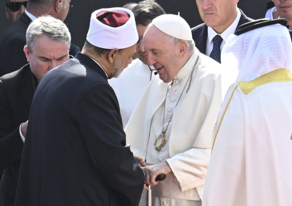 El papa pide proteger la "dignidad humana"