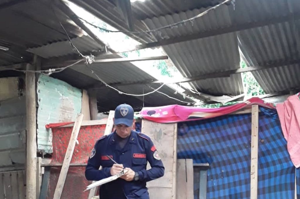 Fuertes vientos arrebataron techos a varias viviendas en Güigüe y derribaron tres árboles