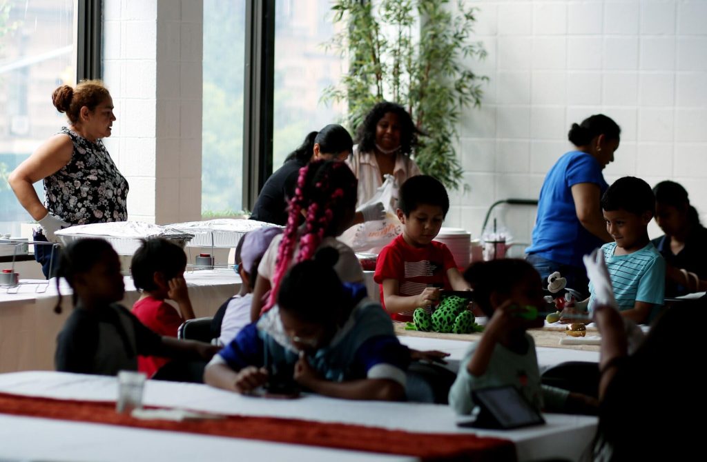 Hijos de inmigrantes tendrán educación y alimentos en el curso que empieza en Nueva York